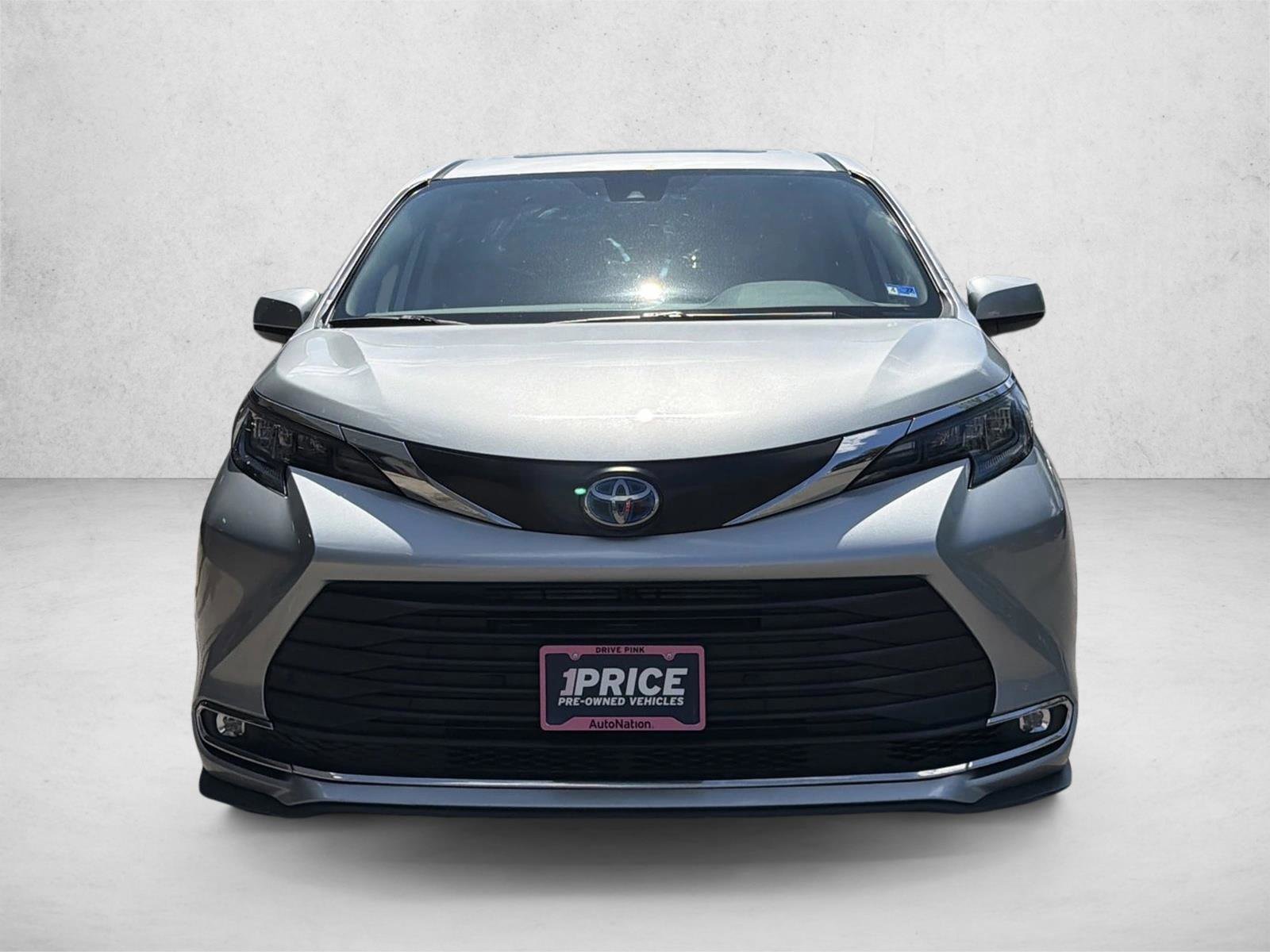 Used 2024 Toyota Sienna XLE FWD image 2