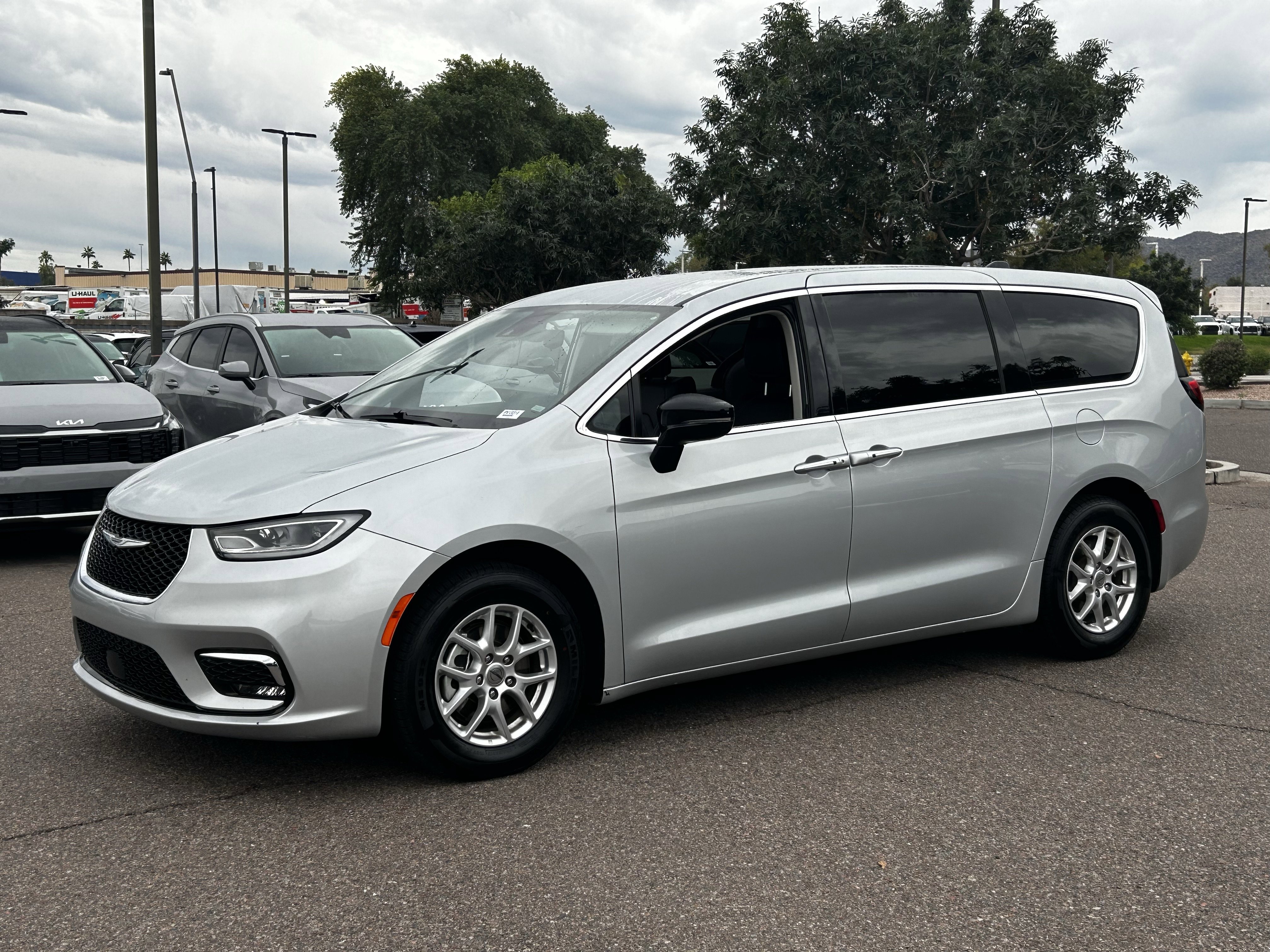 Certified 2024 Chrysler Pacifica Touring-L image 2