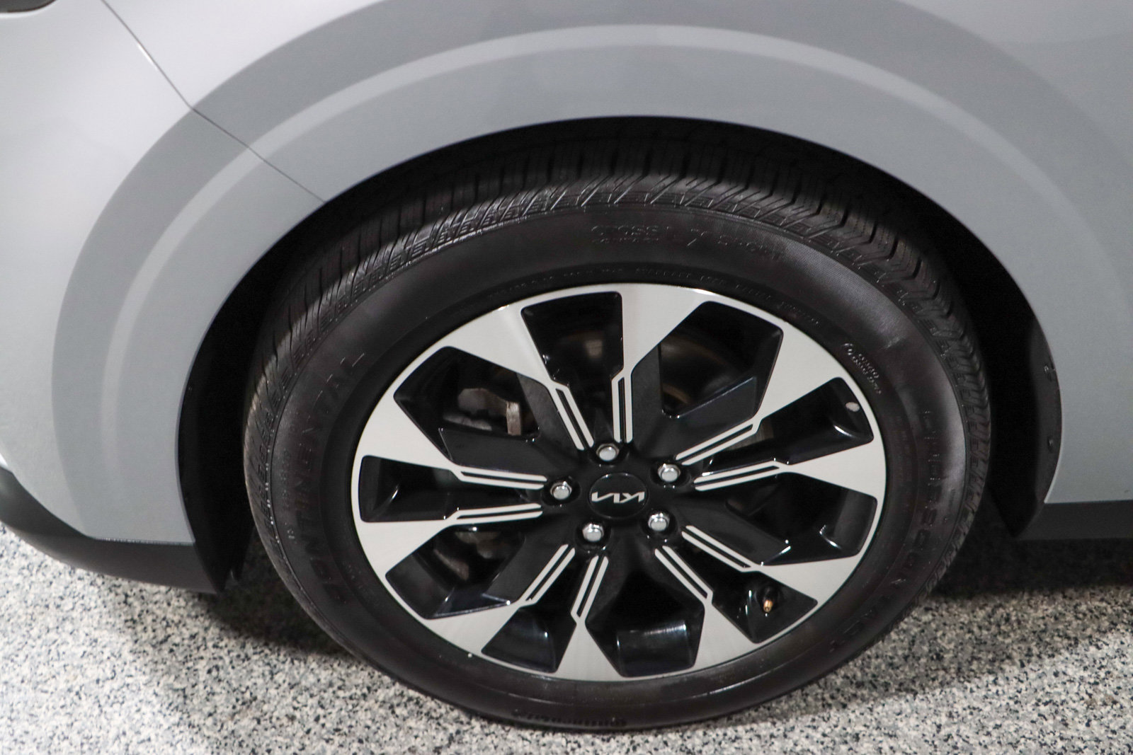 Used 2024 Kia Carnival EX image 11