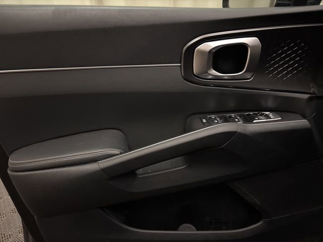 Certified 2025 Kia Sorento LX FWD image 9