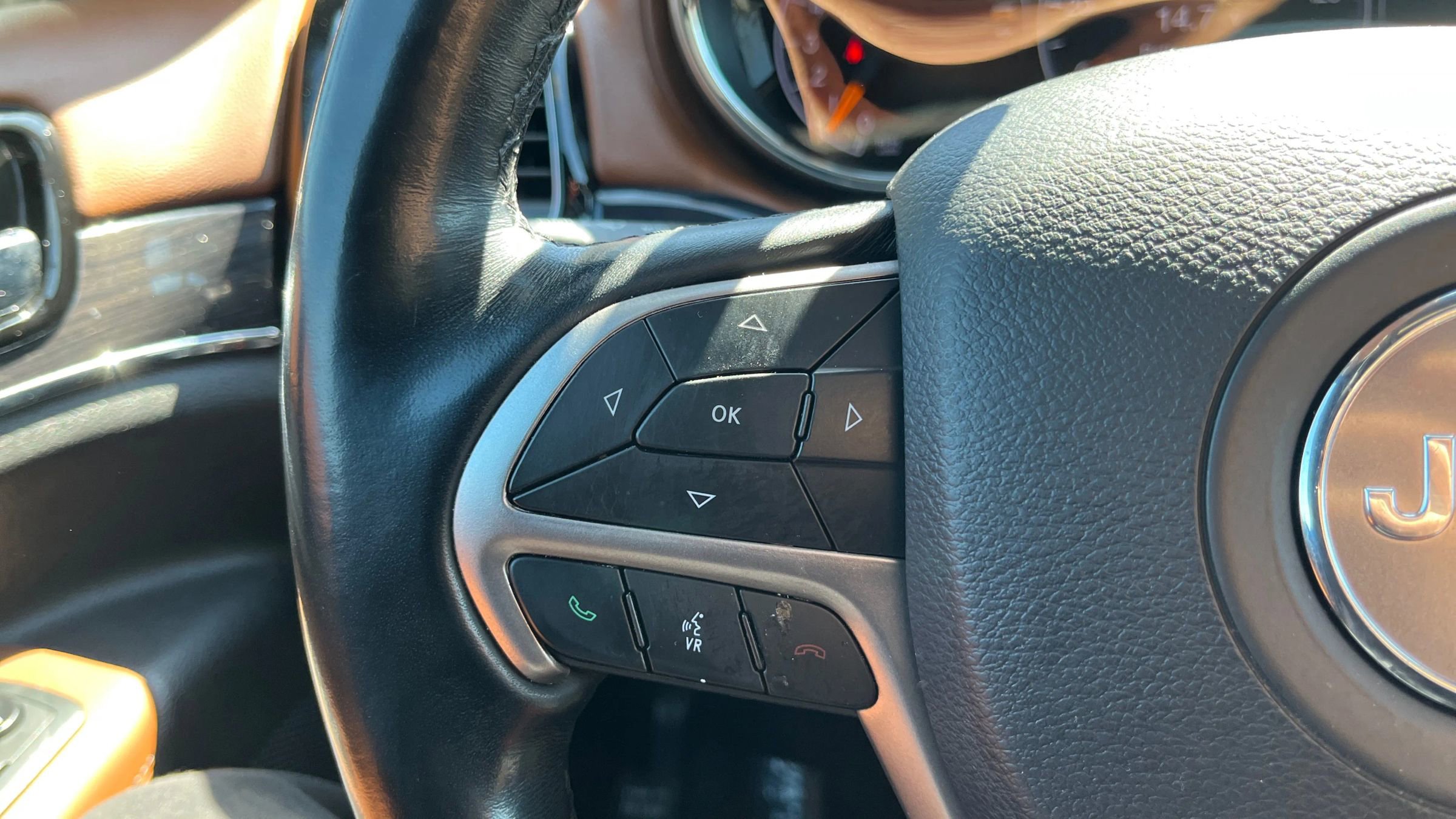 Used 2020 Jeep Grand Cherokee Overland AWD/4WD image 26