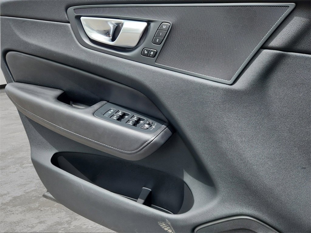 Used 2023 Volvo XC60 B5 Plus image 23