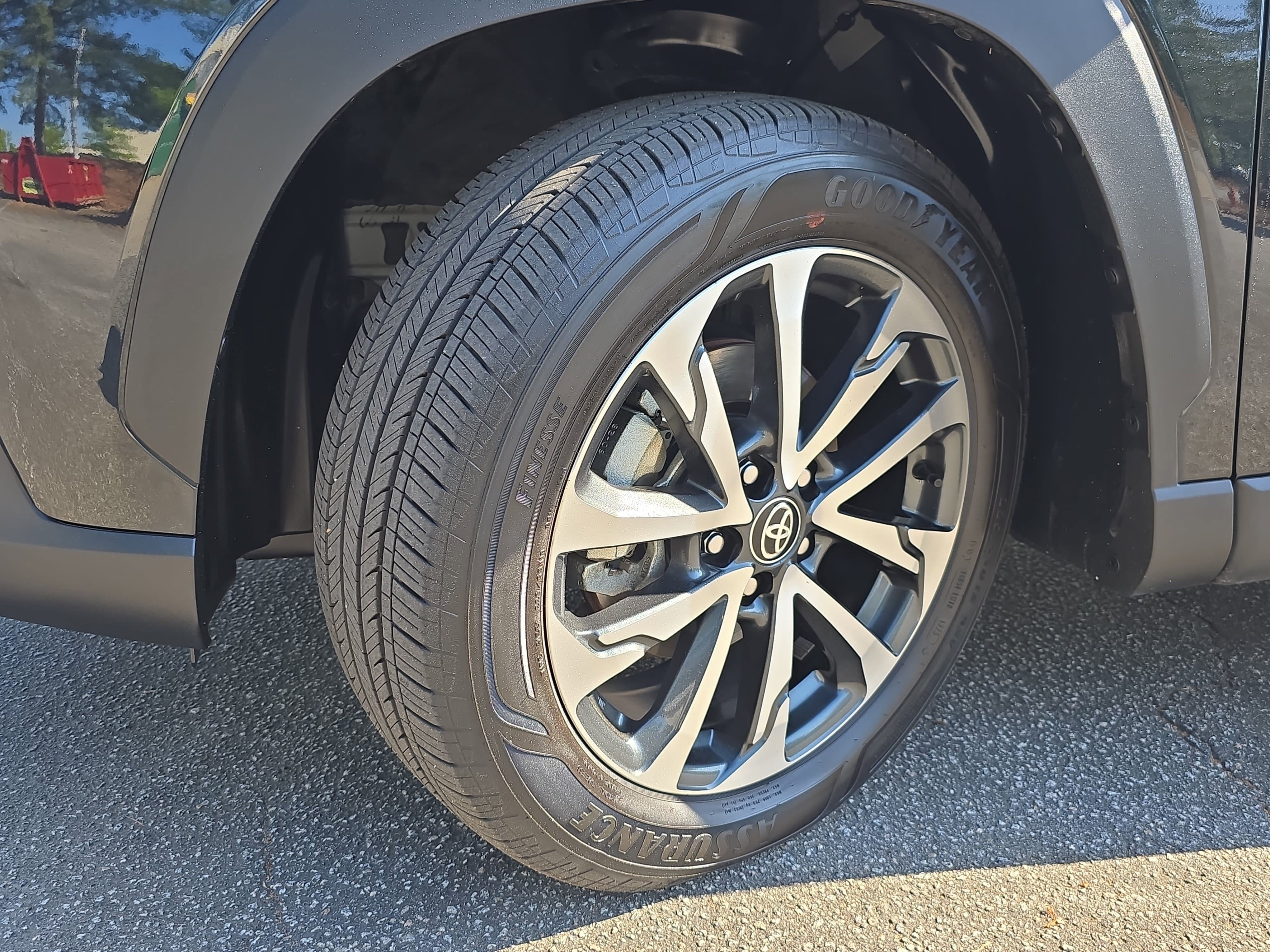 Used 2025 Toyota Corolla Cross XLE w/ Convenience Package image 34