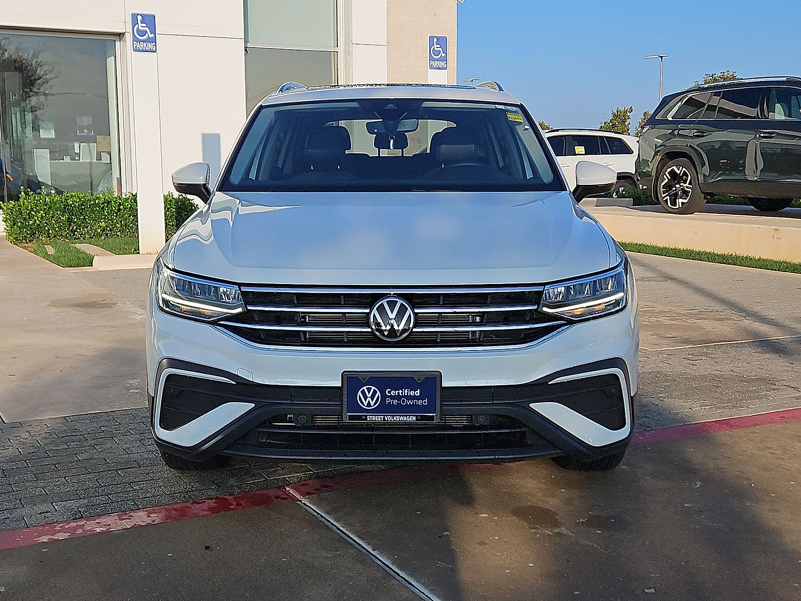 Certified 2023 Volkswagen Tiguan SE w/ Panoramic Sunroof Package FWD image 3