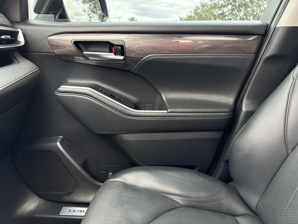 Used 2022 Toyota Highlander Limited FWD image 28