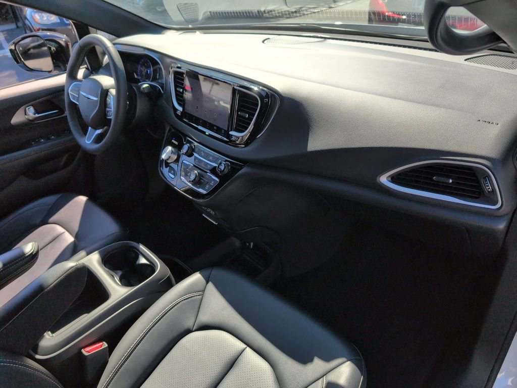 Used 2025 Chrysler Pacifica Select image 30
