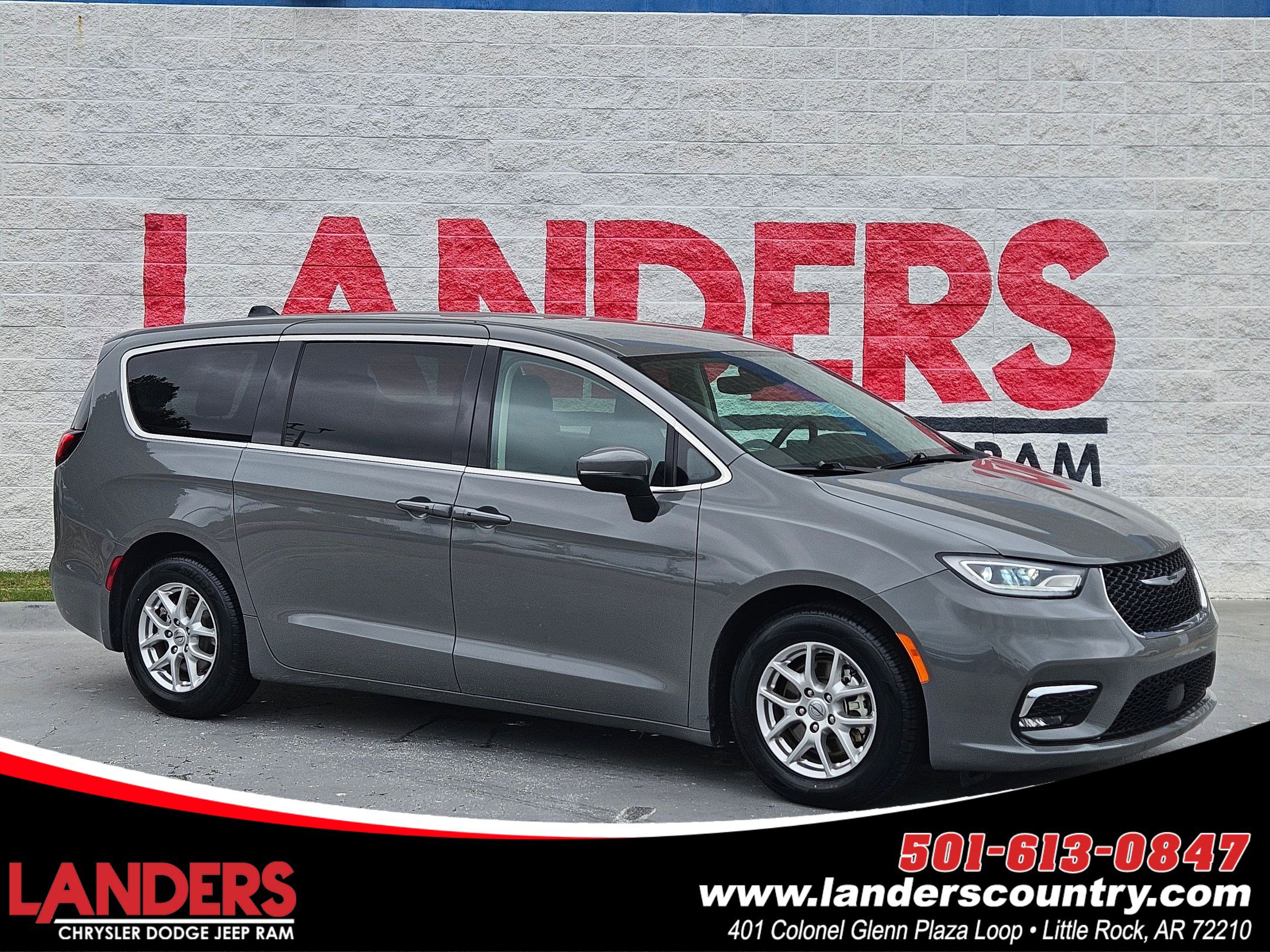 Used 2023 Chrysler Pacifica Touring-L image 1