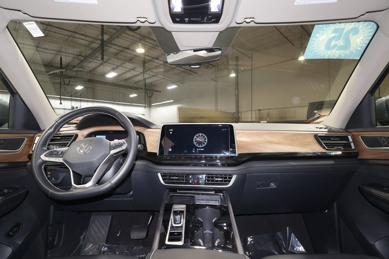 Used 2025 Volkswagen Atlas SE image 28