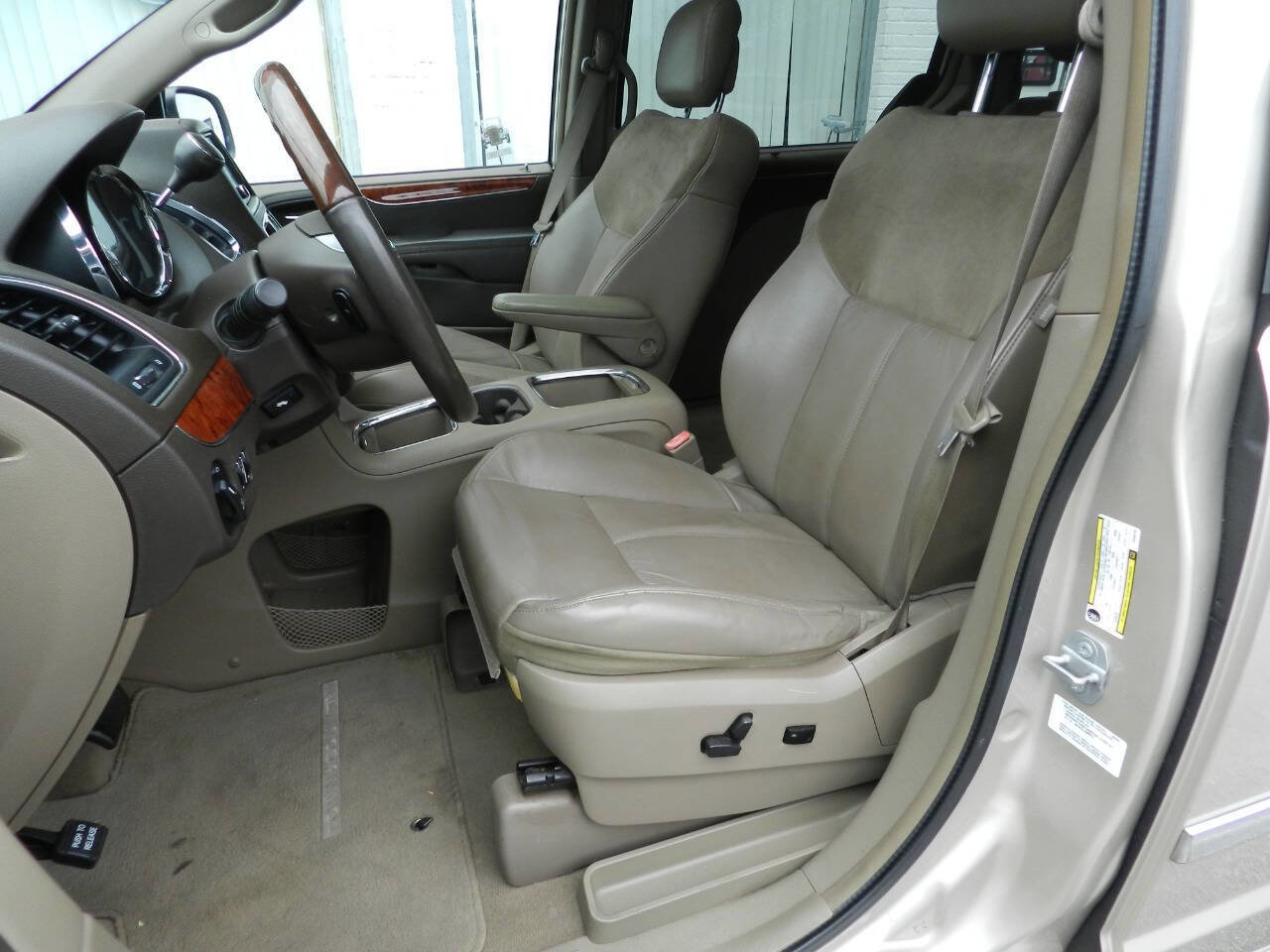 Used 2014 Chrysler Town & Country Limited w/ Luxury Group image 2