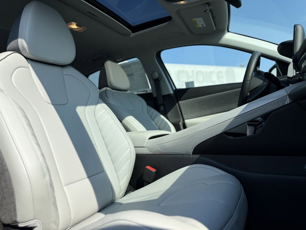 New 2025 Hyundai Elantra Limited image 17