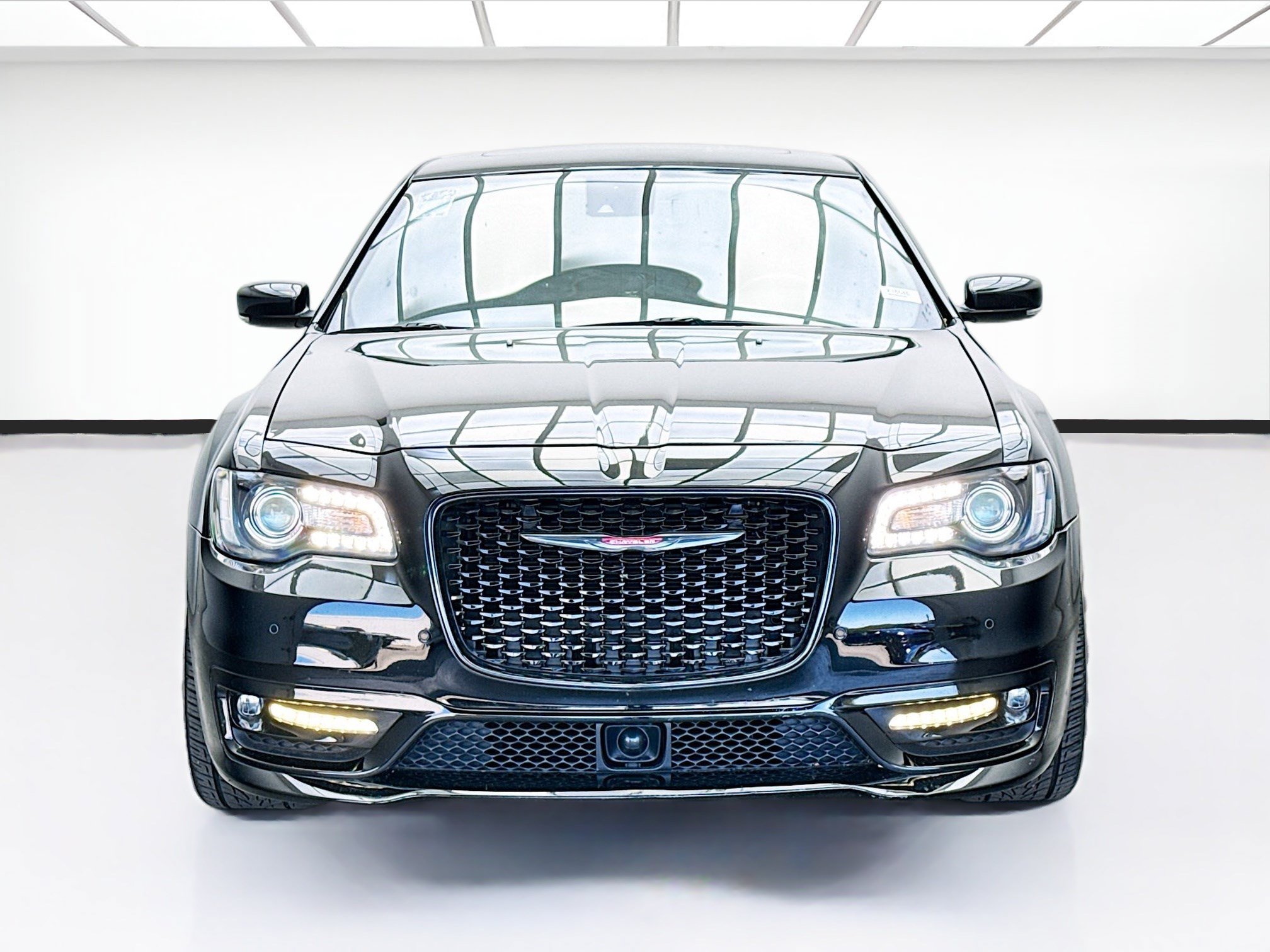 Used 2023 Chrysler 300 S w/ Comfort Group RWD image 2