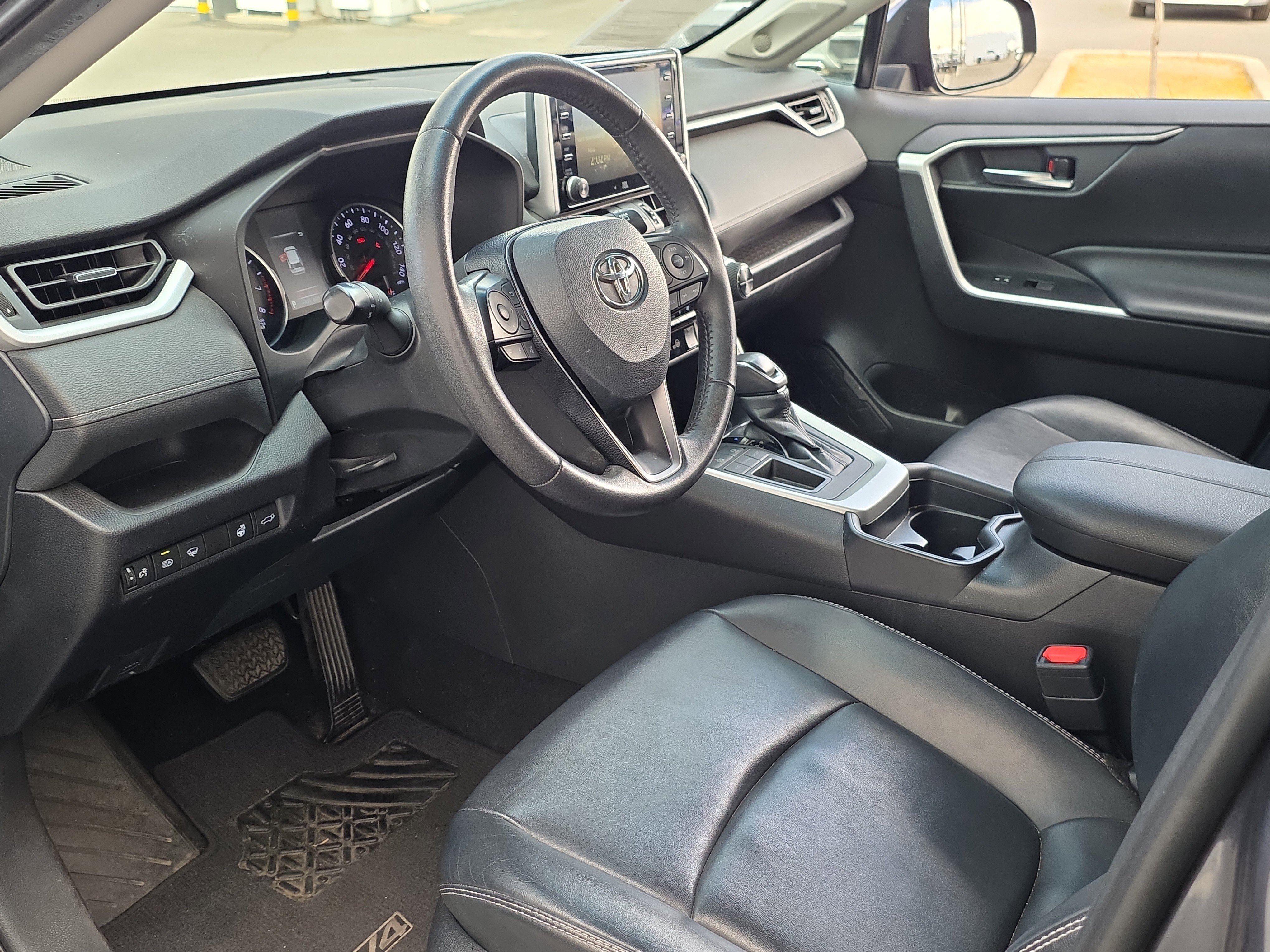 Used 2020 Toyota RAV4 XLE Premium image 13