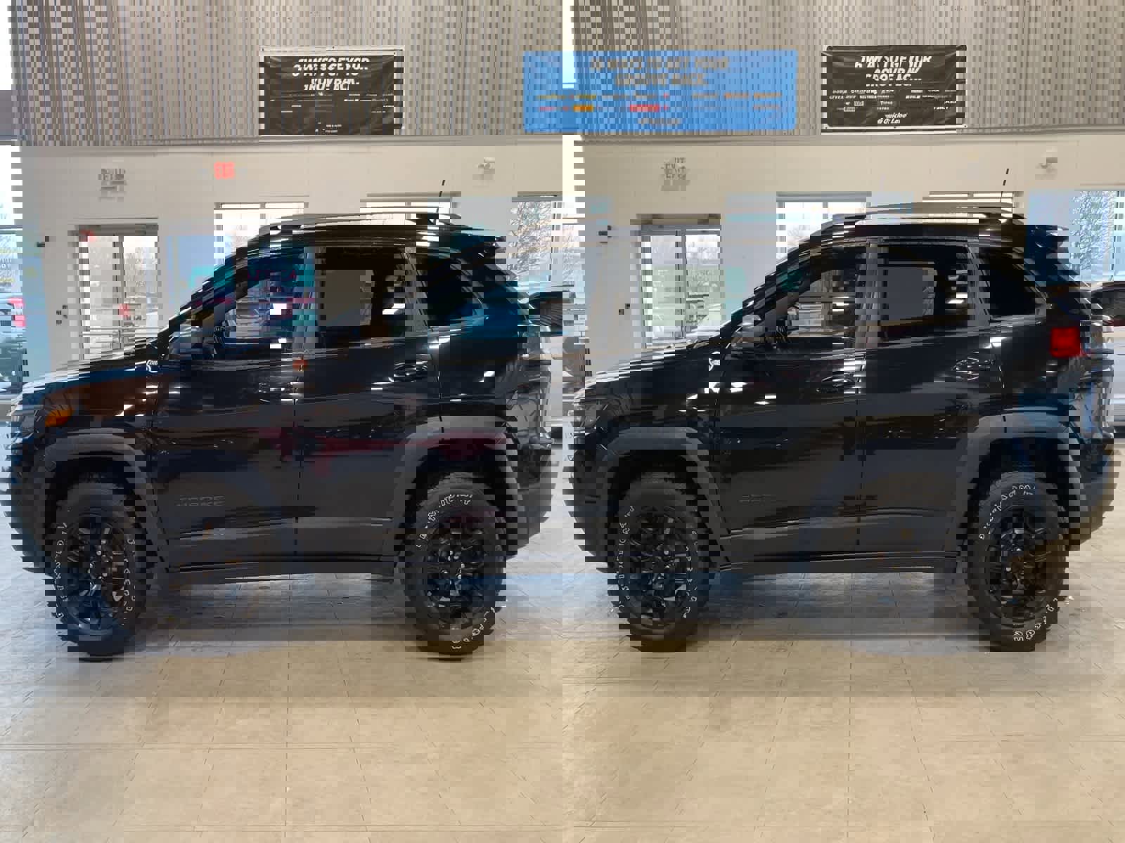 Used 2021 Jeep Cherokee Trailhawk w/ Comfort & Convenience Group image 8