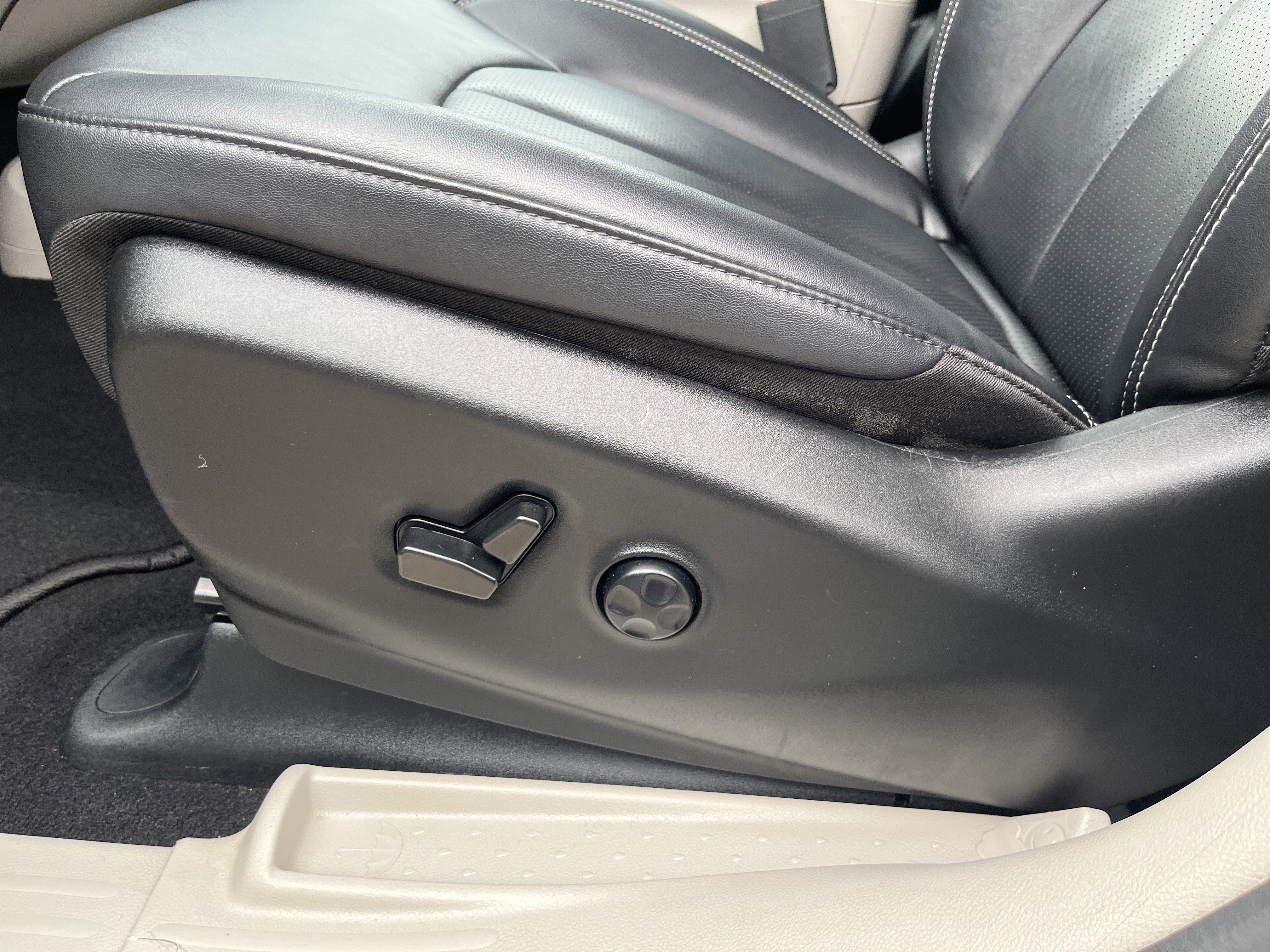 Used 2024 Chrysler Pacifica Touring-L FWD image 25