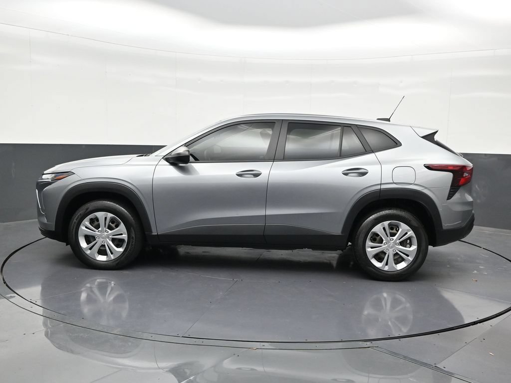 Used 2024 Chevrolet Trax LS FWD image 2