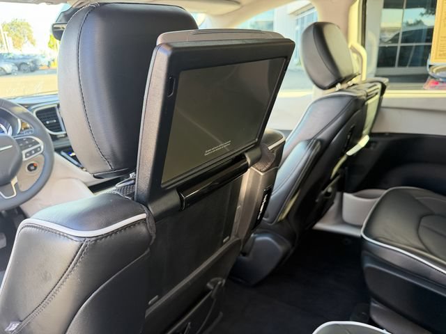 Used 2023 Chrysler Pacifica Limited w/ Uconnect Theater Family Group FWD image 36