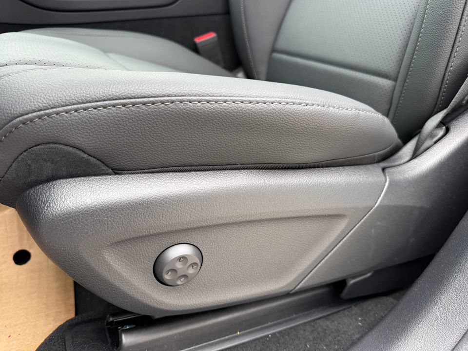 Used 2025 Mercedes-Benz GLS 450 4MATIC image 12