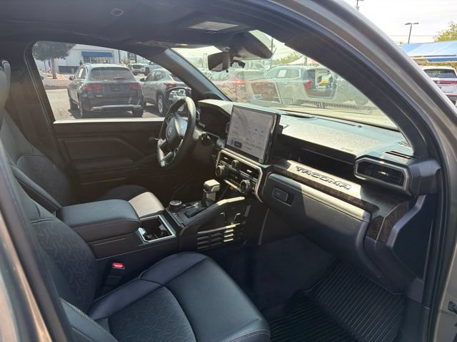 Used 2025 Toyota Tacoma Limited AWD/4WD image 4