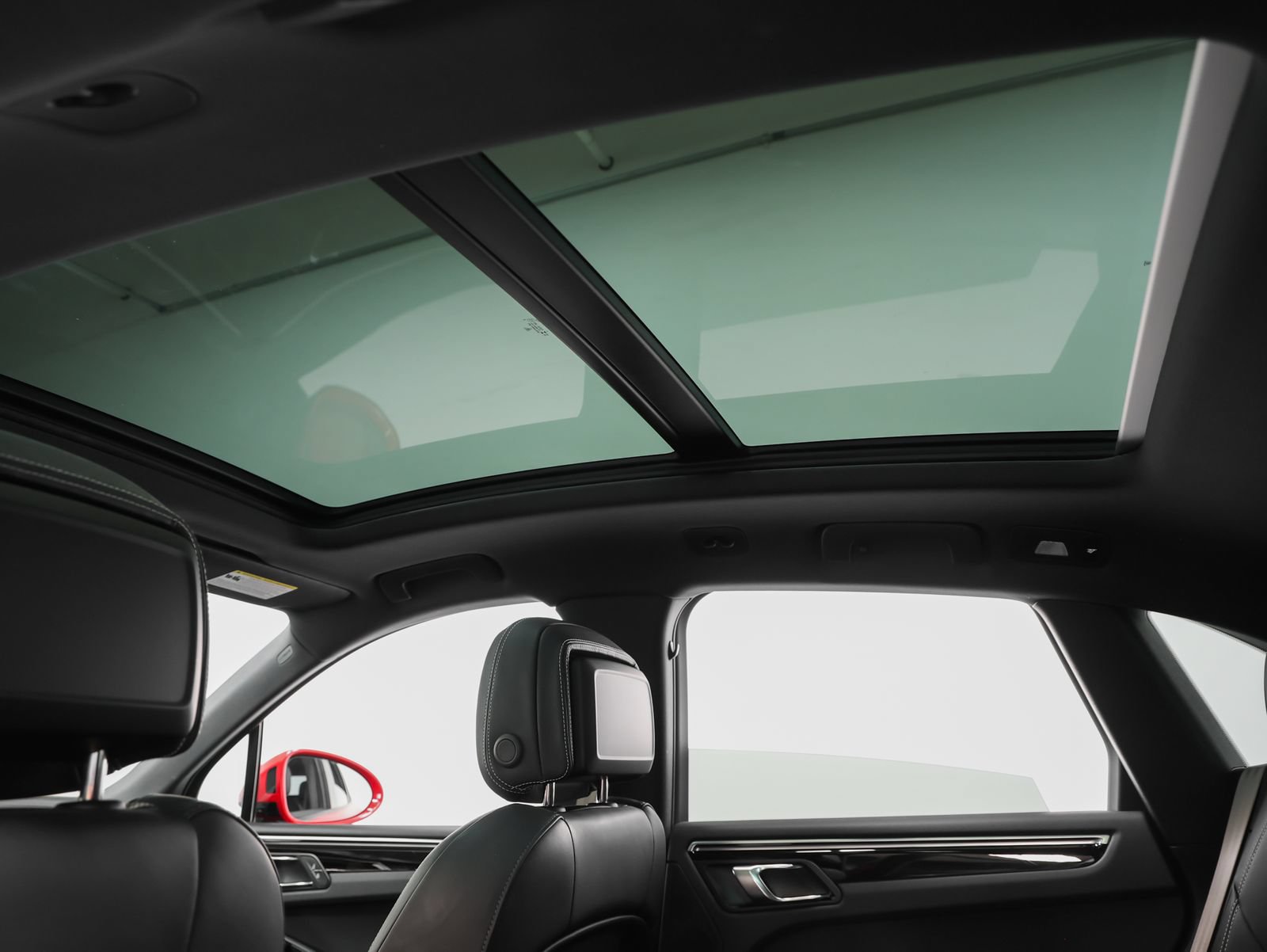 Certified 2023 Porsche Macan AWD/4WD image 46