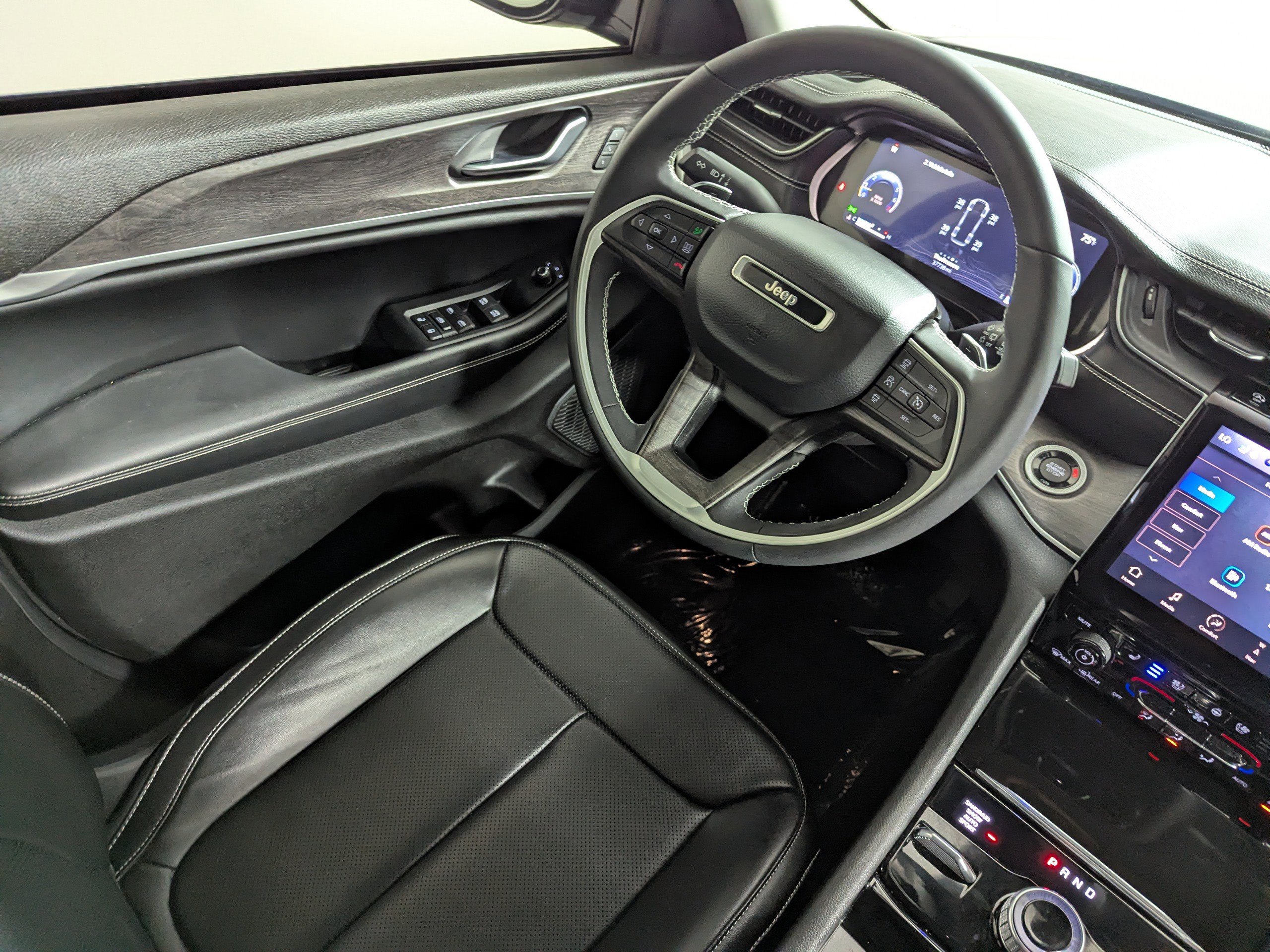 Used 2023 Jeep Grand Cherokee L Limited w/ Luxury Tech Group II AWD/4WD image 9