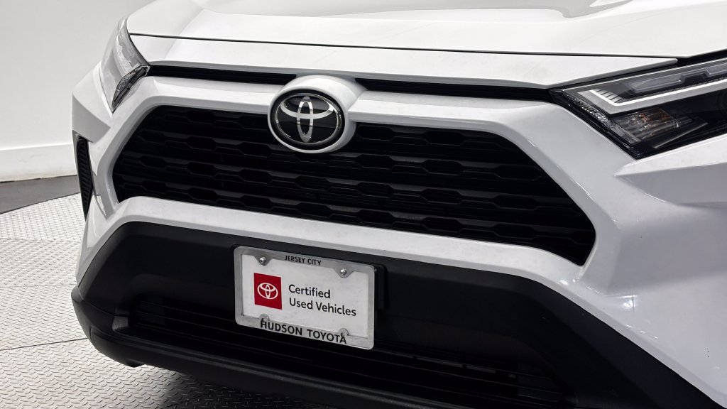 Used 2025 Toyota RAV4 LE AWD/4WD image 2