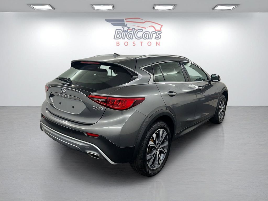 Used 2017 INFINITI QX30 Premium w/ Navigation Package image 4
