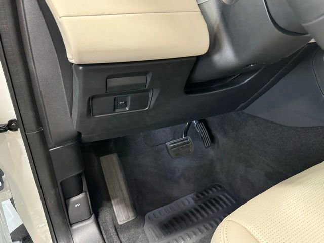 New 2024 Land Rover Discovery Sport S image 13