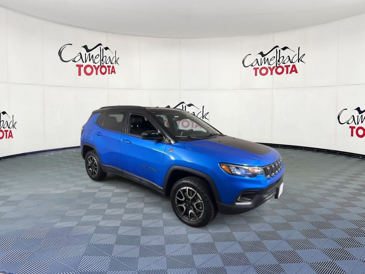 Used 2025 Jeep Compass Trailhawk AWD/4WD image 2