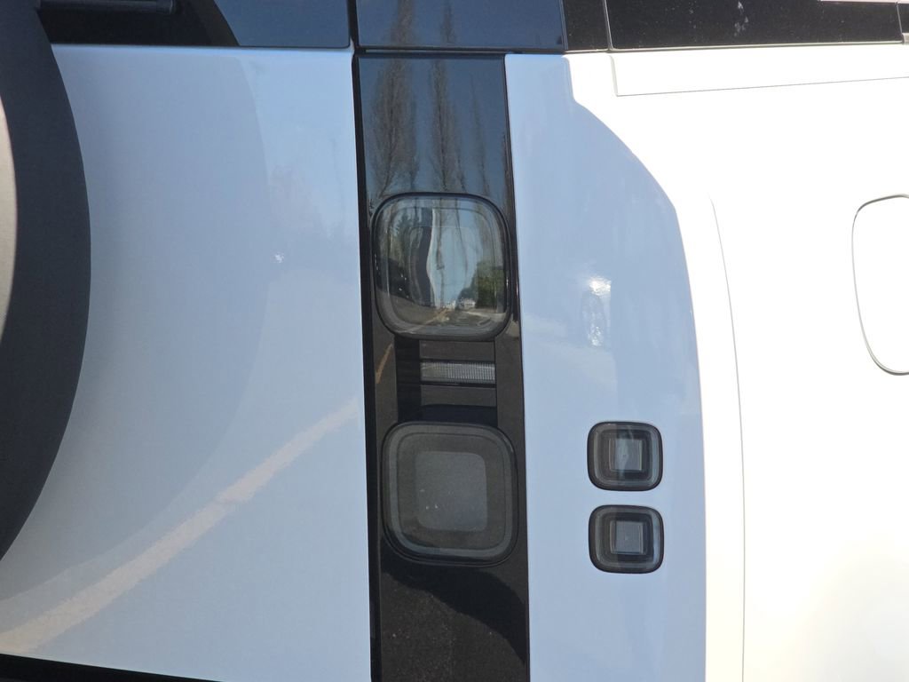New 2026 Land Rover Defender 110 X-Dynamic SE image 35
