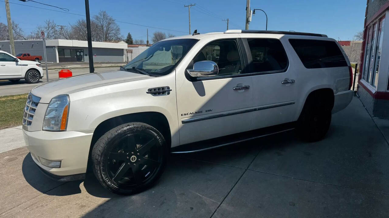 Used 2011 Cadillac Escalade ESV Luxury AWD/4WD image 9