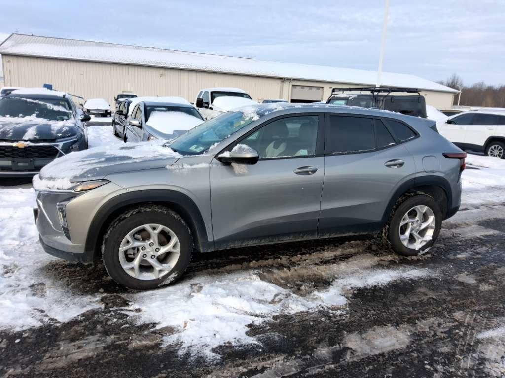 Used 2024 Chevrolet Trax LS w/ LS Convenience Package image 4