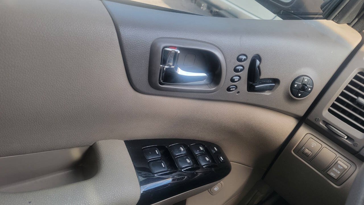 Used 2012 Kia Sedona EX w/ Luxury Pkg FWD image 16