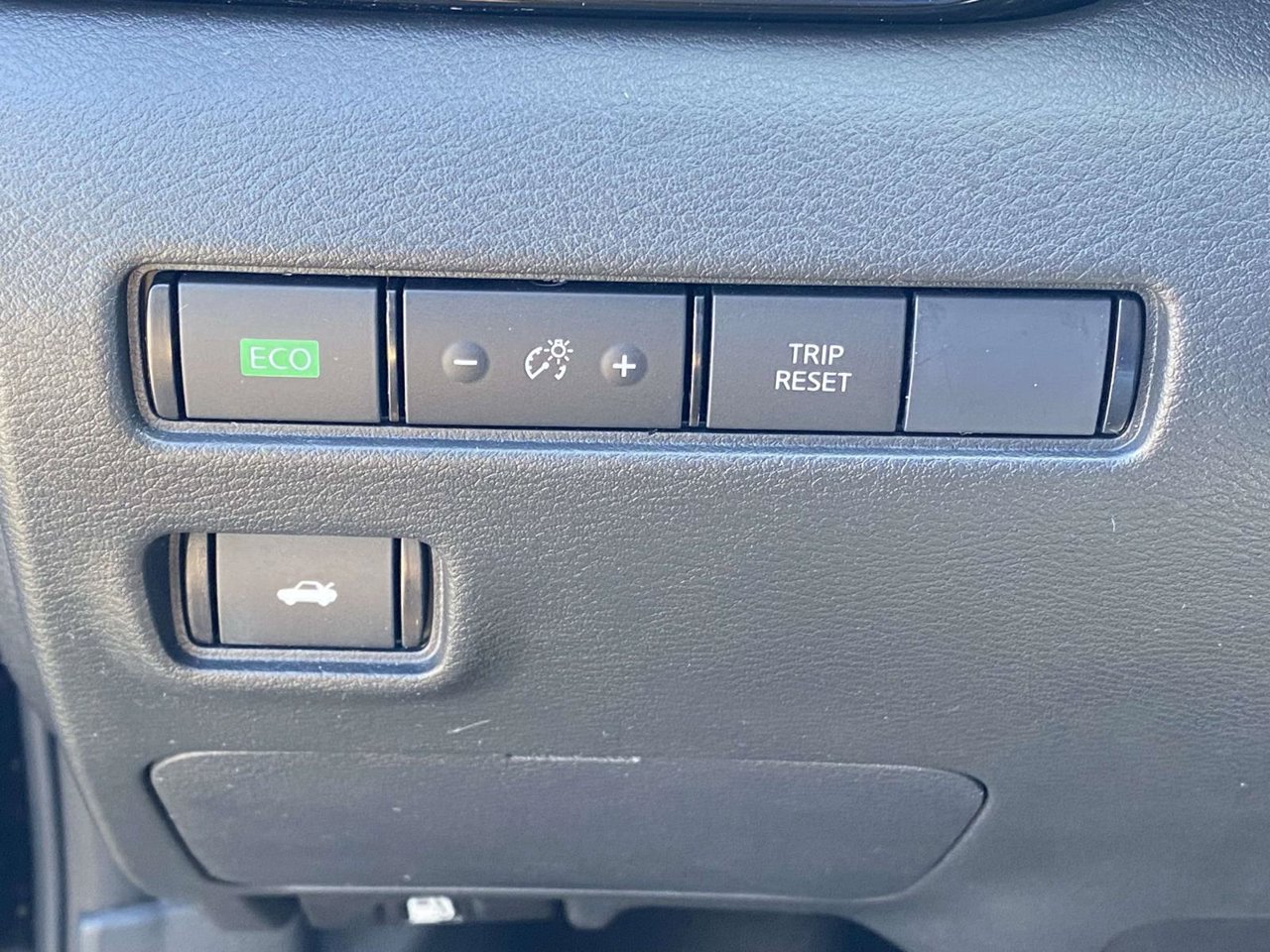 Used 2025 Nissan Sentra SR FWD image 18