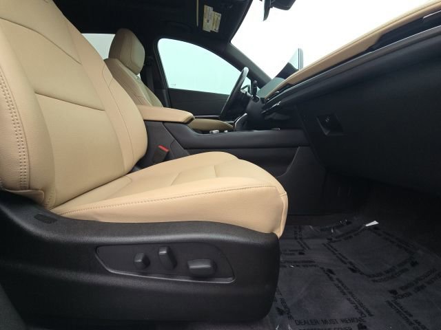 Used 2024 Cadillac XT4 Luxury w/ Cold Weather Package image 19