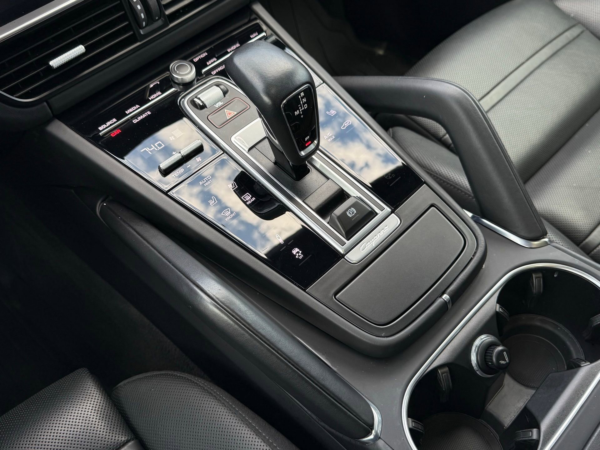Certified 2022 Porsche Cayenne Turbo w/ Performance Package (PG2) AWD/4WD image 22