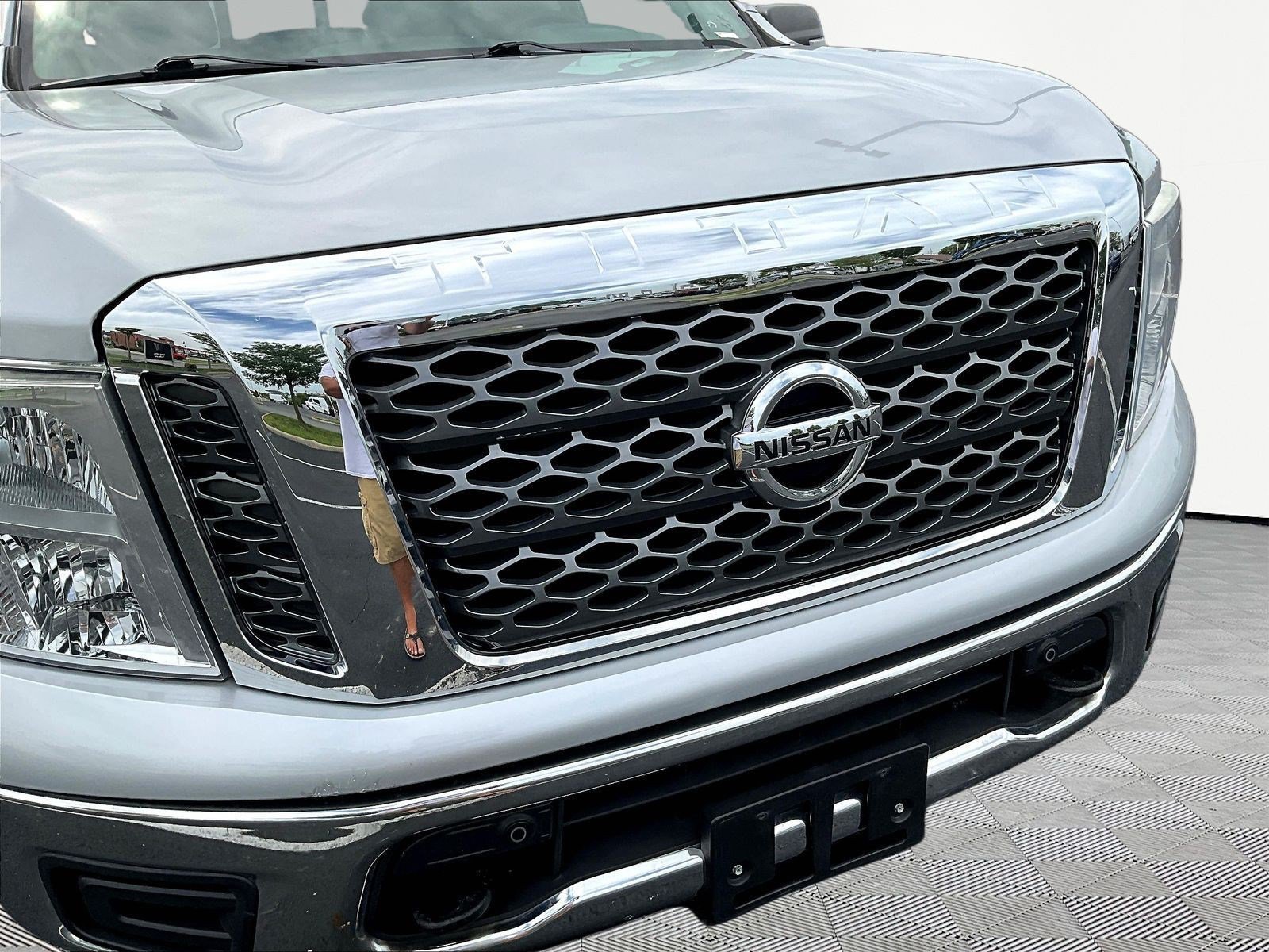 Used 2018 Nissan Titan SV w/ SV Convenience Package AWD/4WD image 29