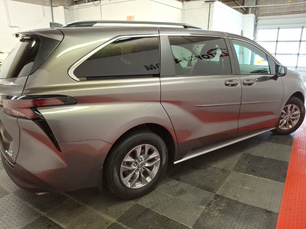 Used 2023 Toyota Sienna LE image 11