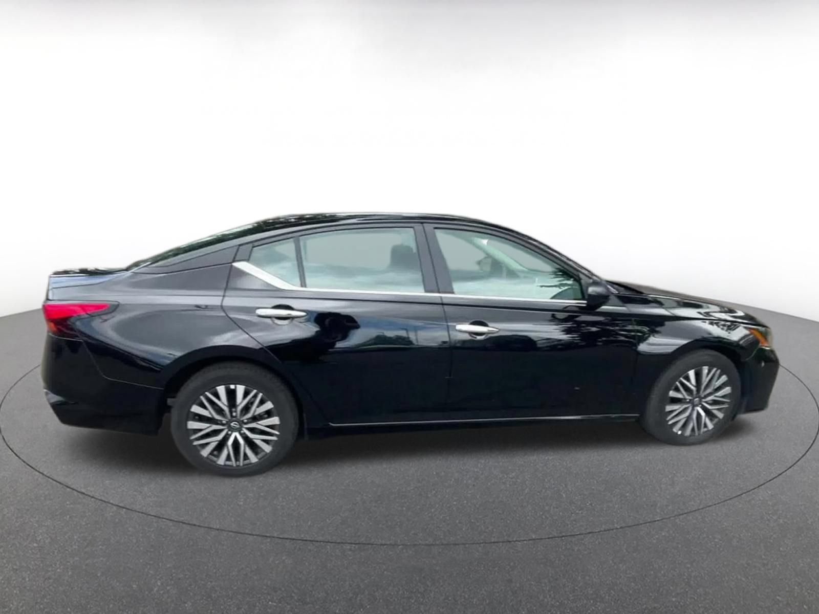 Used 2025 Nissan Altima 2.5 SV FWD image 11