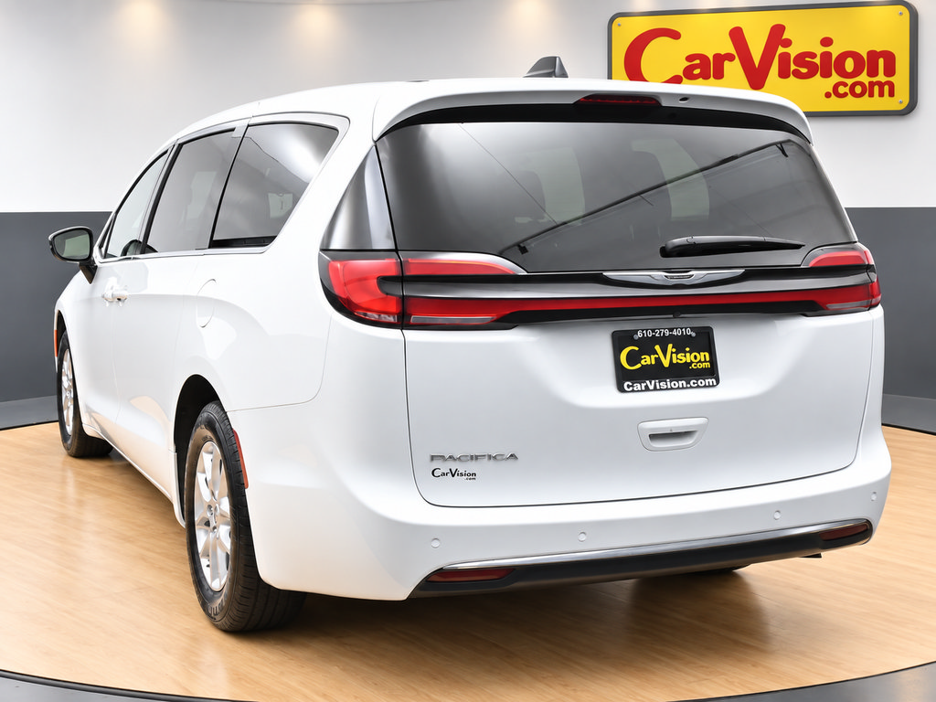 Used 2025 Chrysler Pacifica Select FWD image 5