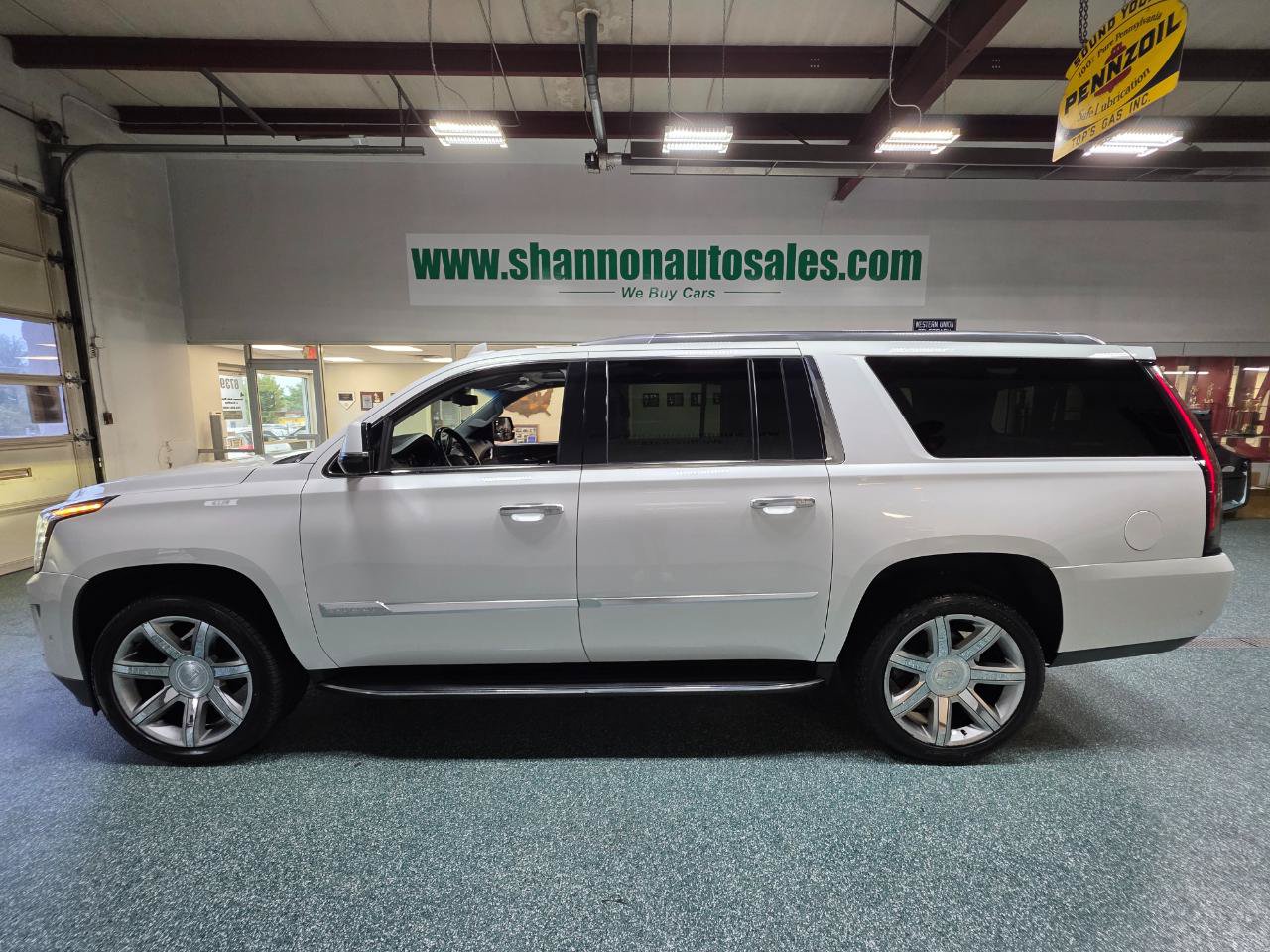 Used 2020 Cadillac Escalade ESV Luxury AWD/4WD image 11