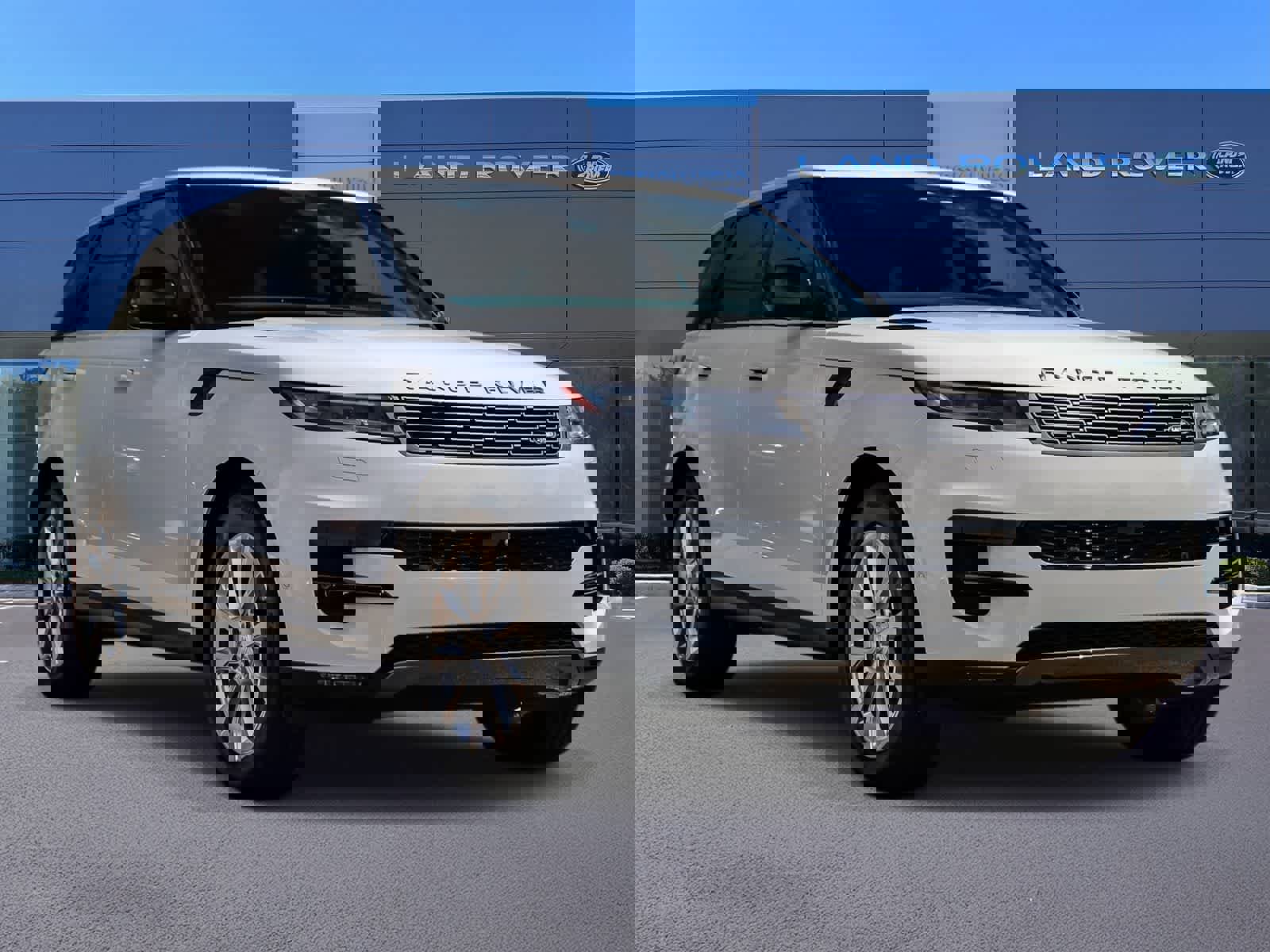 Used 2025 Land Rover Range Rover Sport SE image 3