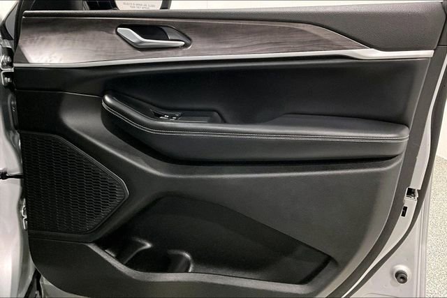 Used 2023 Jeep Grand Cherokee Limited w/ Luxury Tech Group II image 30