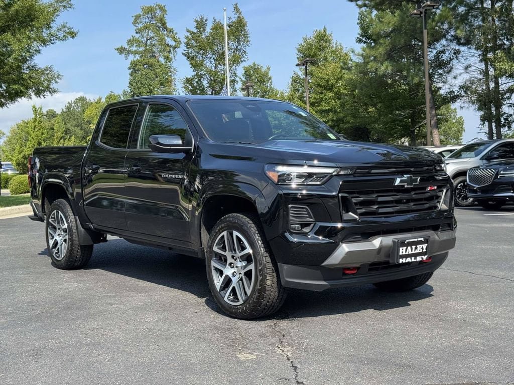 Used 2024 Chevrolet Colorado Z71 w/ Z71 Convenience Package 2 AWD/4WD image 2