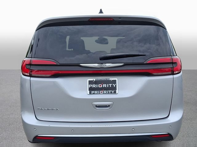 Used 2024 Chrysler Pacifica Touring-L FWD image 5