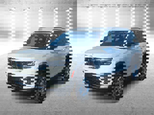 Used 2025 Jeep Grand Cherokee Laredo image 4