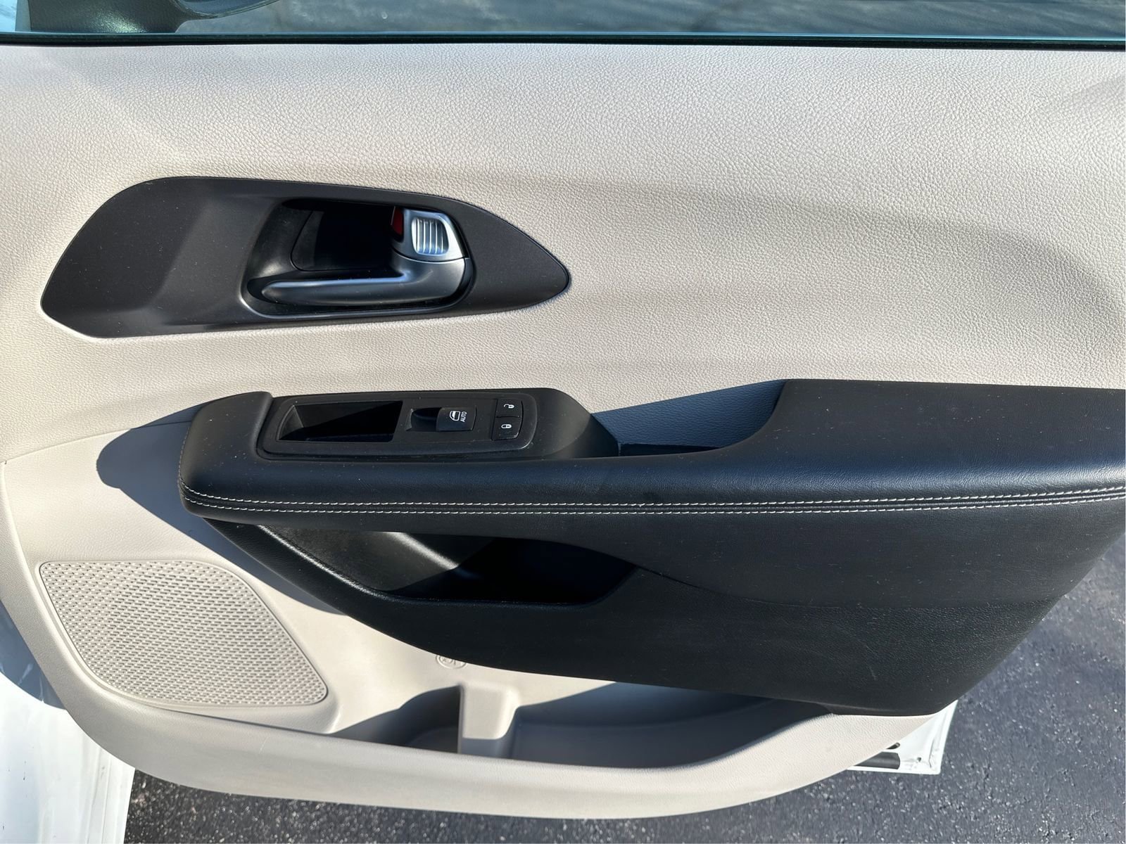 Used 2023 Chrysler Pacifica Touring-L FWD image 21