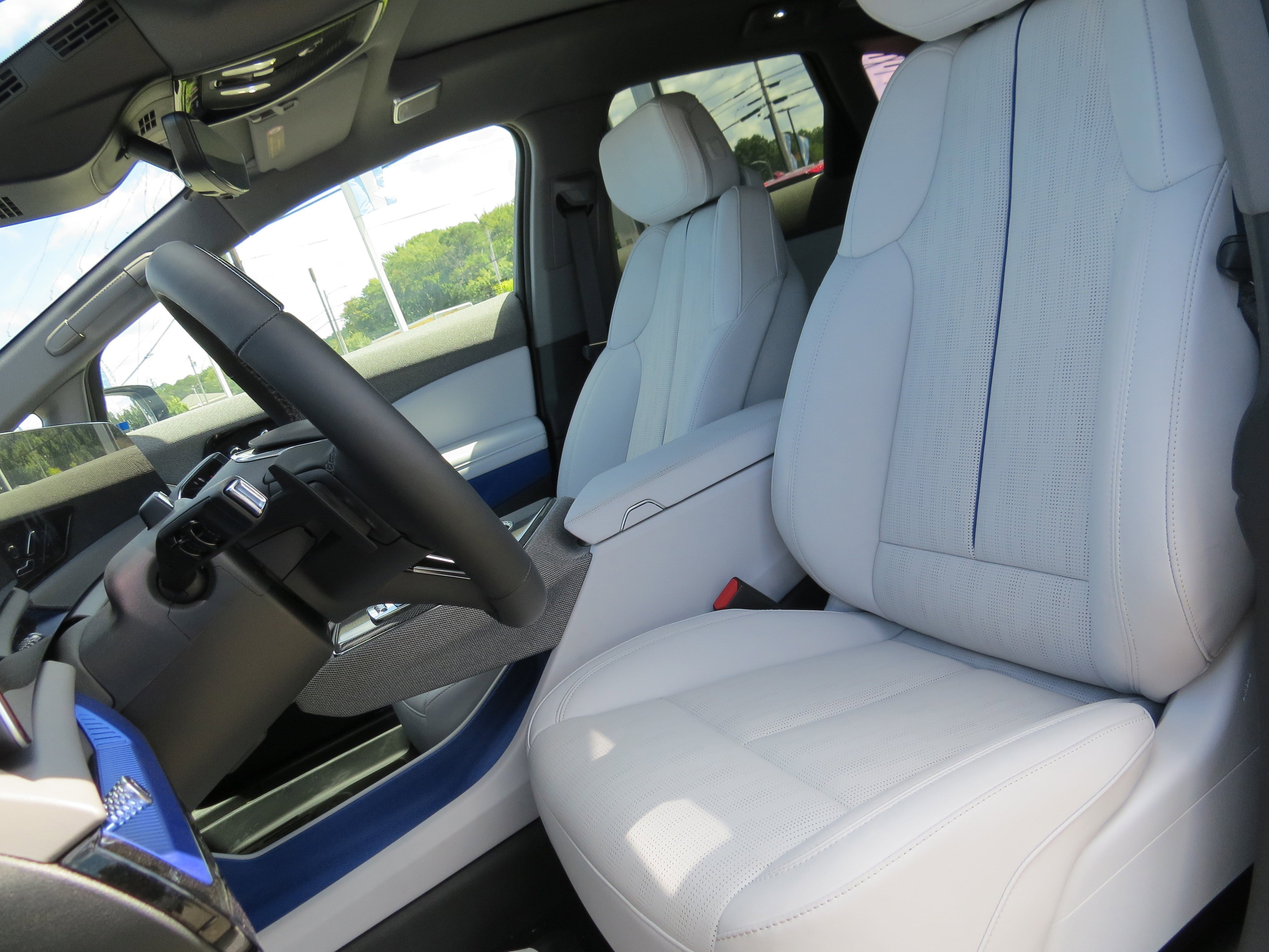 New 2025 Cadillac Optiq Sport 2 w/ LPO, Floor Liner Package image 17