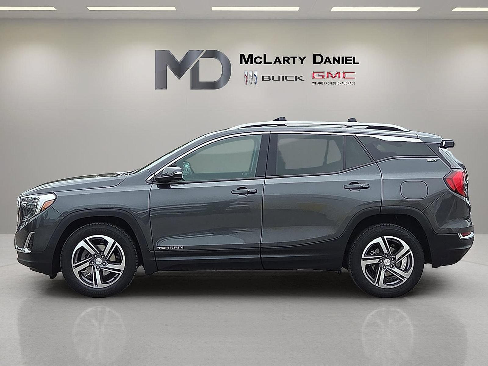 Certified 2020 GMC Terrain SLT FWD image 2