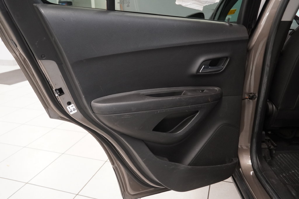 Used 2020 Chevrolet Trax LT w/ Driver Confidence Package FWD image 24