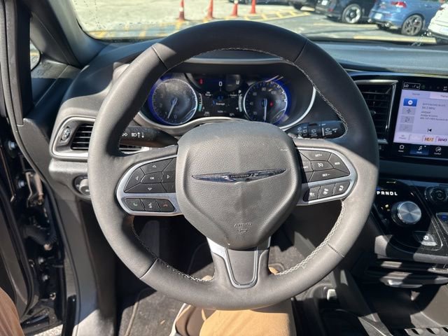 Used 2025 Chrysler Pacifica Select image 13